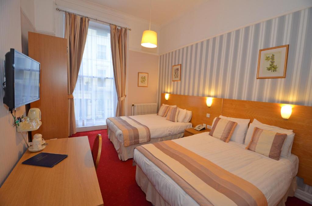 Postel nebo postele na pokoji v ubytování Parkwood Hotel