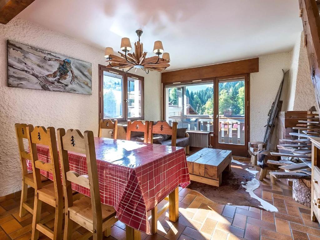 a dining room with a table and chairs at Studio 3*** aux pistes, cheminée, animaux admis, garage - FR-1-304-111 in La Clusaz