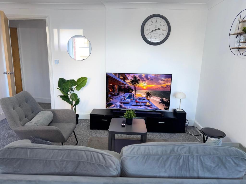 a living room with a couch and a flat screen tv at One bedroom Flat in Birmingham City Centre with free underground parking in Birmingham