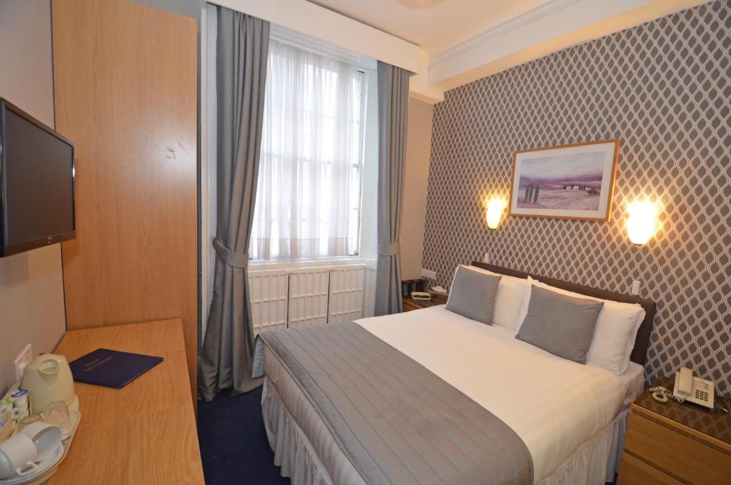 Postel nebo postele na pokoji v ubytování Parkwood Hotel