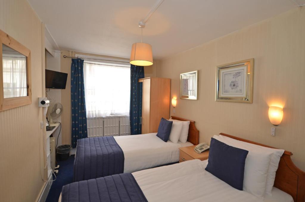 Postel nebo postele na pokoji v ubytování Parkwood Hotel