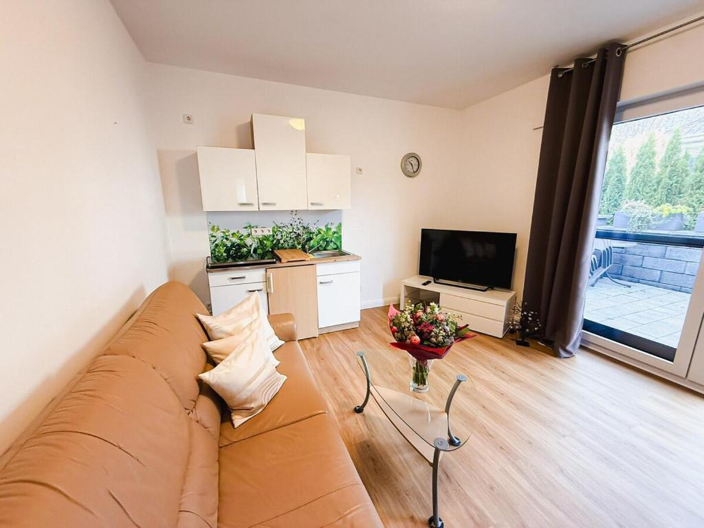 a living room with a couch and a television at Ferienwohnung RuheOase in Steinheim