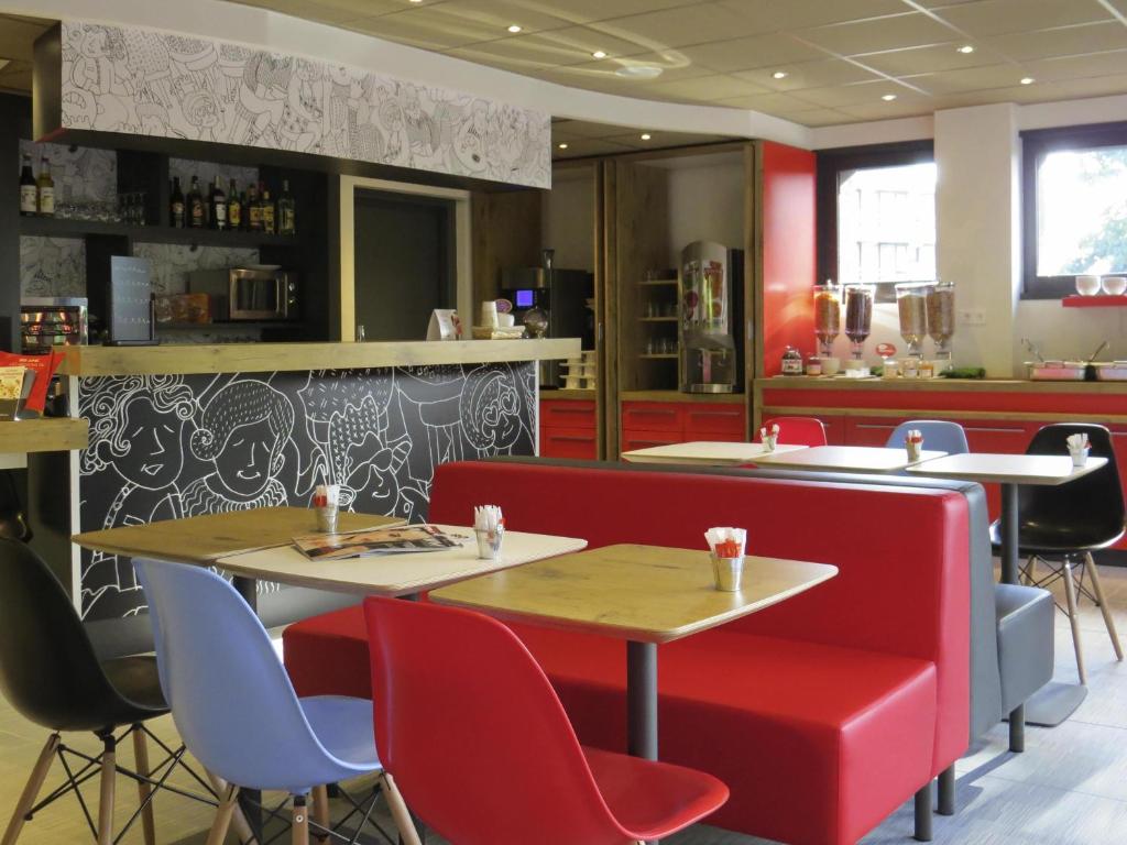 En restaurant eller et andet spisested på ibis Soissons