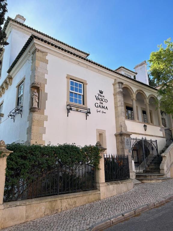 a white building with a gate in front of it at Villa Vasco da Gama in Cascais