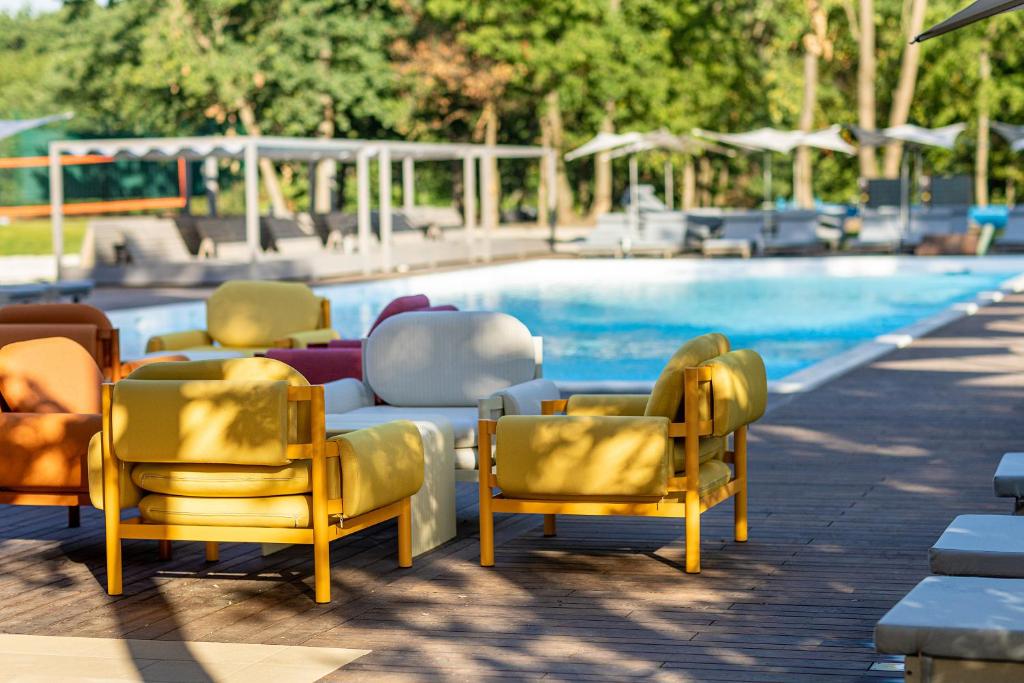a group of chairs next to a swimming pool at Lake Park in Novomoskovsʼk