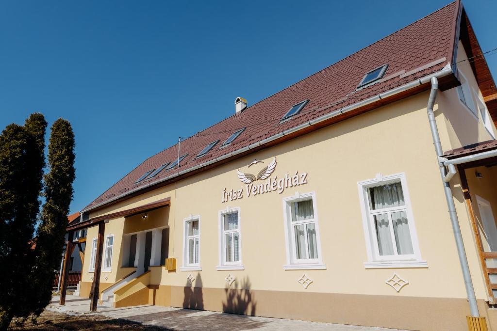 a building with a red roof at Írisz Vendégház in Lăzarea