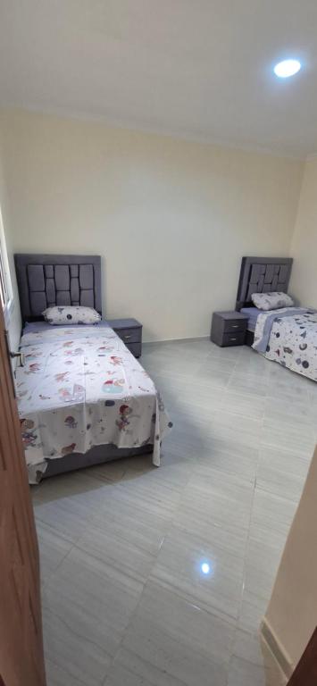 a bedroom with two beds in a room at Appartement 2 chambres in Selouane