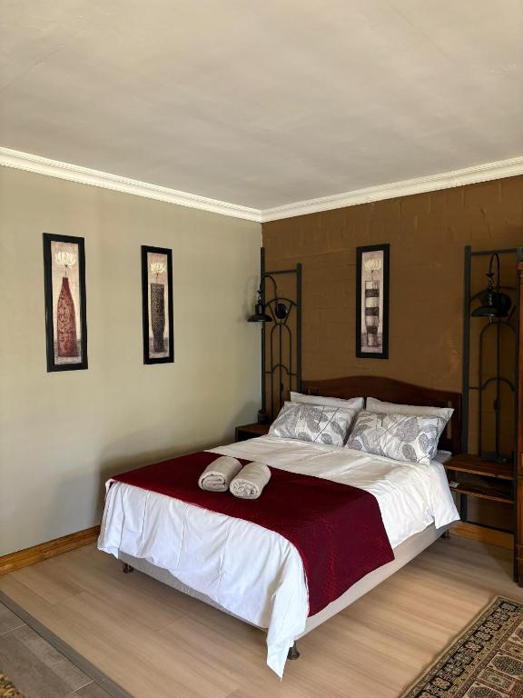 a bedroom with a large bed with a red blanket at StayComfy on Jasmin in Oakdale