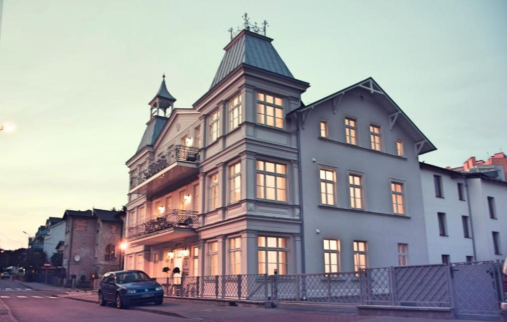 a building with a clock on the top of it at Dwie Wieże in Międzyzdroje