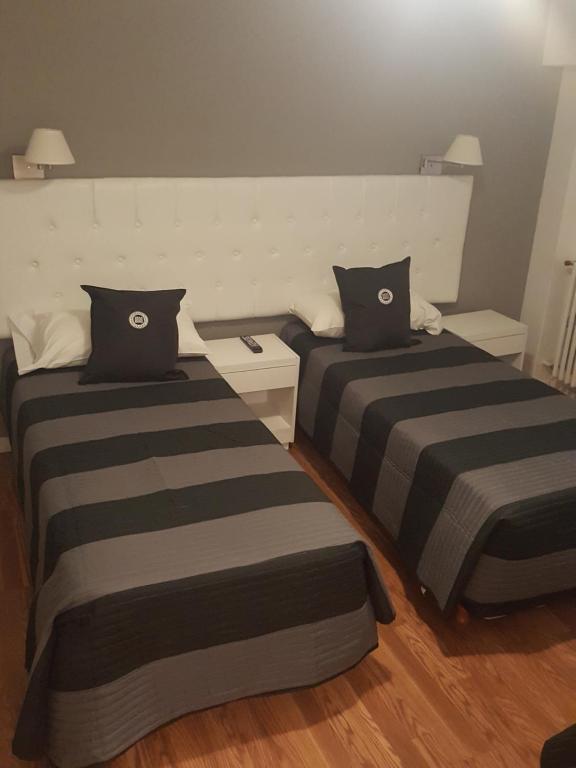Postel nebo postele na pokoji v ubytování Dodo Suites