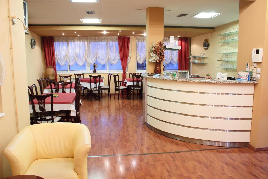 Garni hotel BELVEDERE LUX في كرالييفو: بار في غرفة مع كراسي وطاولة