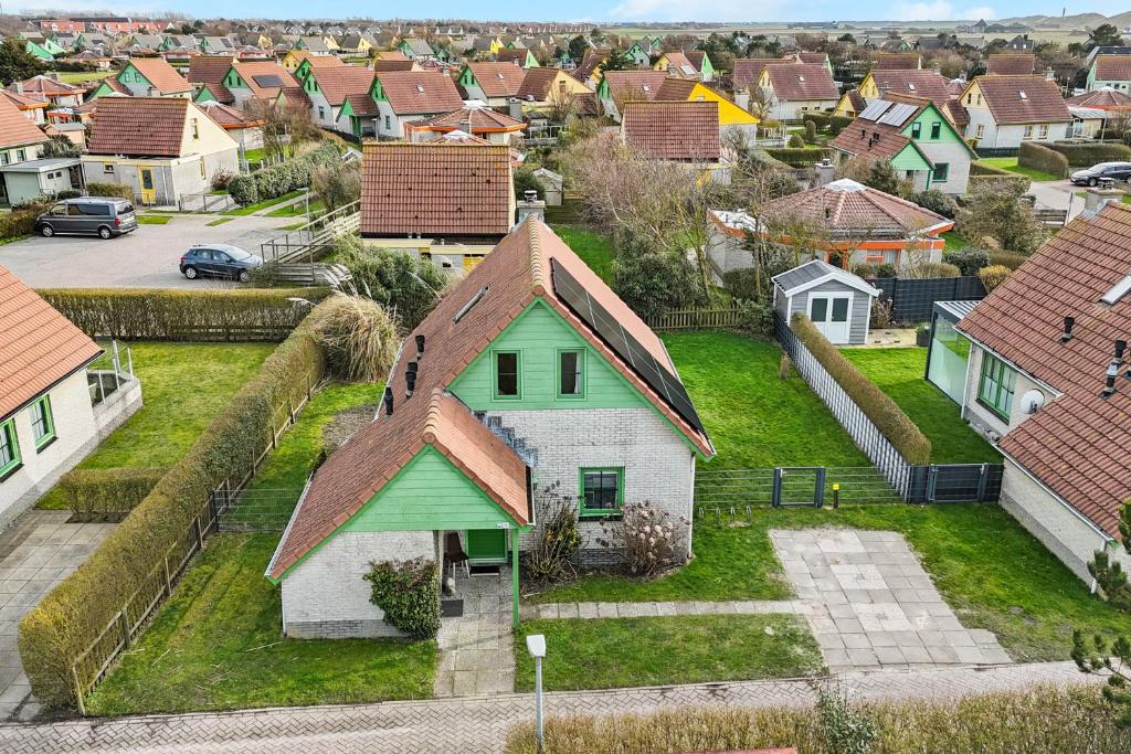 an aerial view of a small house in a residential neighborhood at Vakantiehuis Miriam op park Strandslag Julianadorp aan Zee in Julianadorp