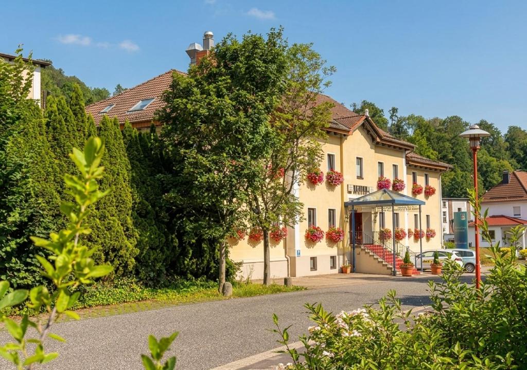 a house in a village with a driveway at Hotel Thalfried in Ruhla