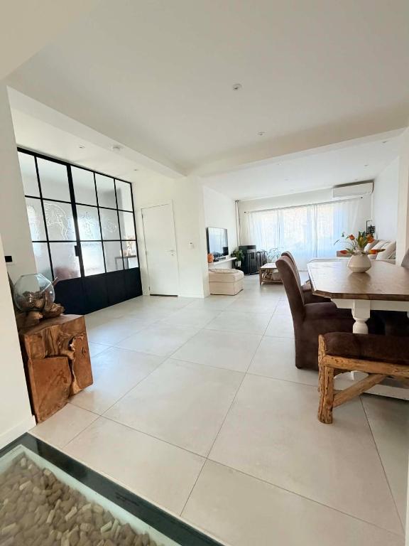 a large living room with a table and chairs at MiMa Vakantiewoning bij Tomorrowland in Boom