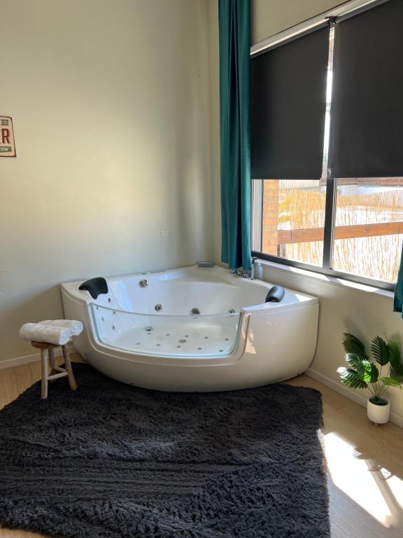 a bath tub sitting in a room with a window at Villa Uma con Idromassaggio e Parcheggio Privato in Sannicandro Garganico