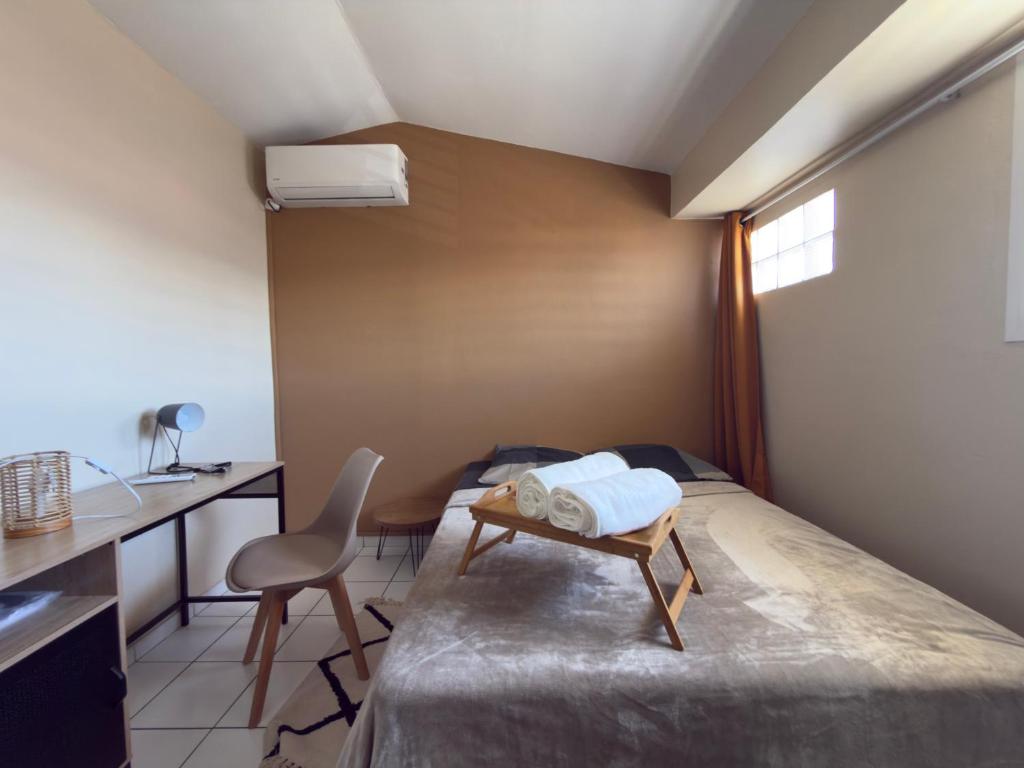 a bedroom with a bed and a desk and a chair at Residence Cikaline Chambre d'hôte proximite du port de P-a-P in Pointe-à-Pitre