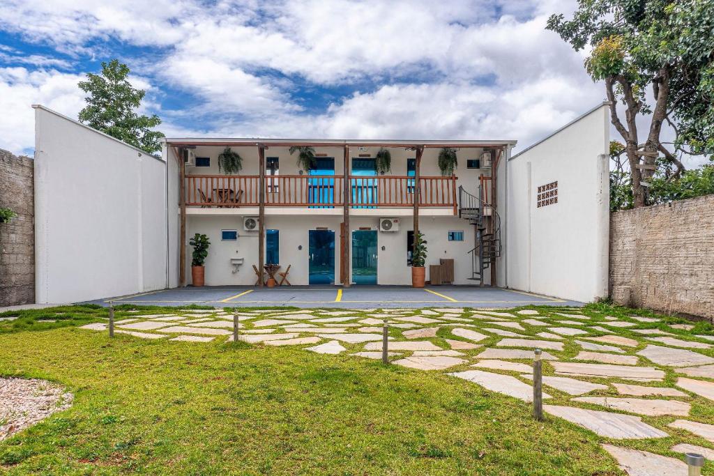 an exterior view of a house with a balcony at Recanto Sol da Chapada | Aptos no Centro com Garagem e Café da Manhã in Alto Paraíso de Goiás