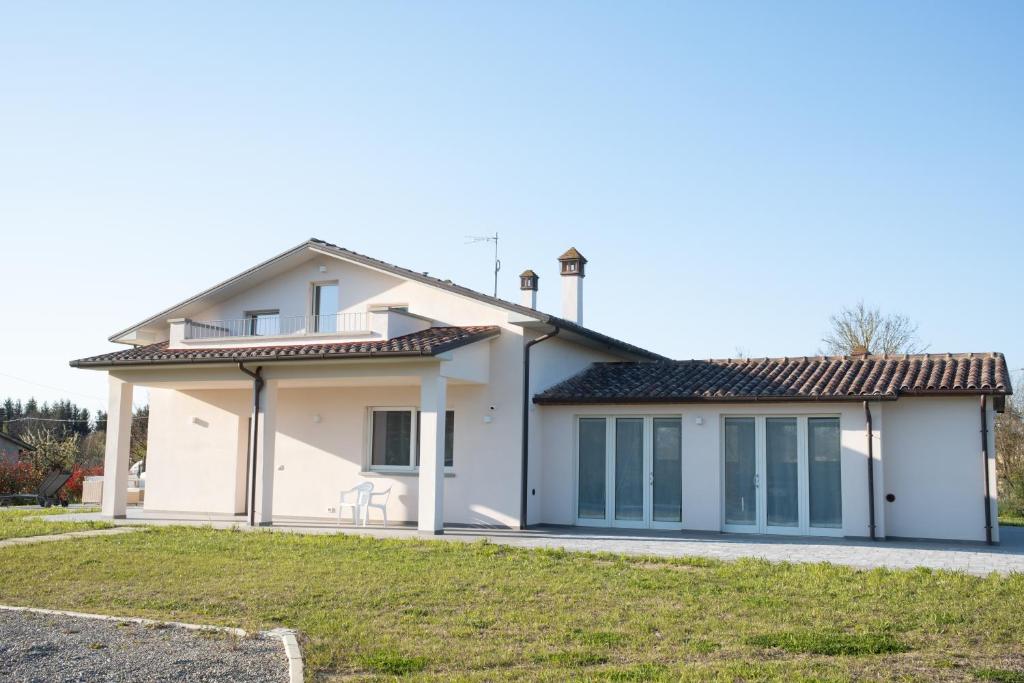 a white house with blue windows at Villa Molin Bianco in Arezzo