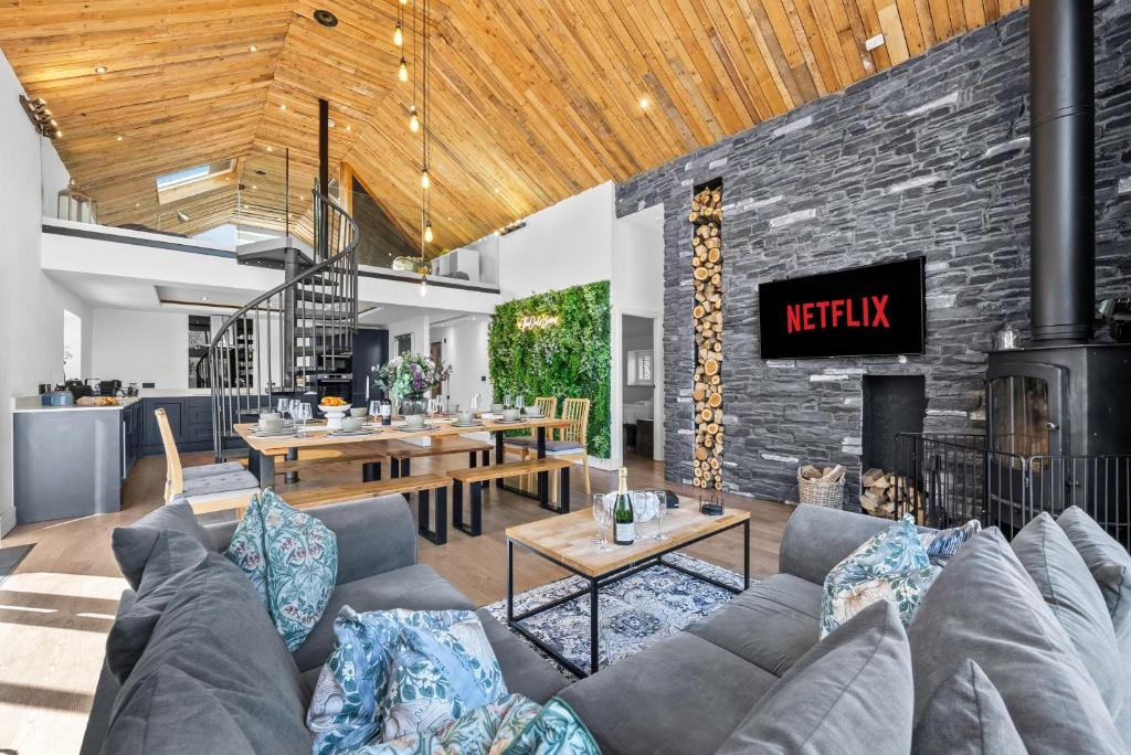 a living room with a couch and a fireplace at The Oaks Barn - A Countryside Luxury Rural Escape with Hot tub & Fire Pit! Tranquil Group Retreat - Sleeps 8, Pet Friendly & Off road Parking - By Blue Puffin Stays in Southampton