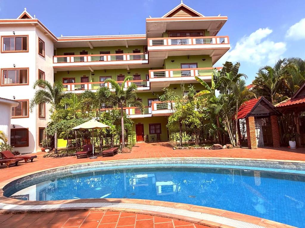 Piscina a The Moon Kampot Boutique o a prop