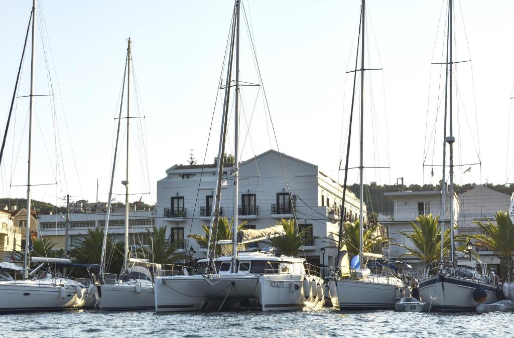 um grupo de barcos está ancorado num porto em Kefalonia Grand em Argostólion