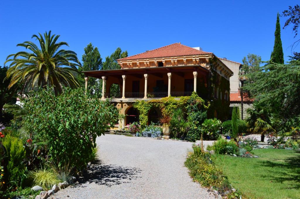 une grande maison avec un chemin en face de celle-ci dans l'établissement Villa Lafabregue, à Prades