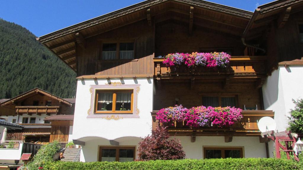 ein Haus mit Blumenkästen auf dem Balkon in der Unterkunft Haus Troger in Milders