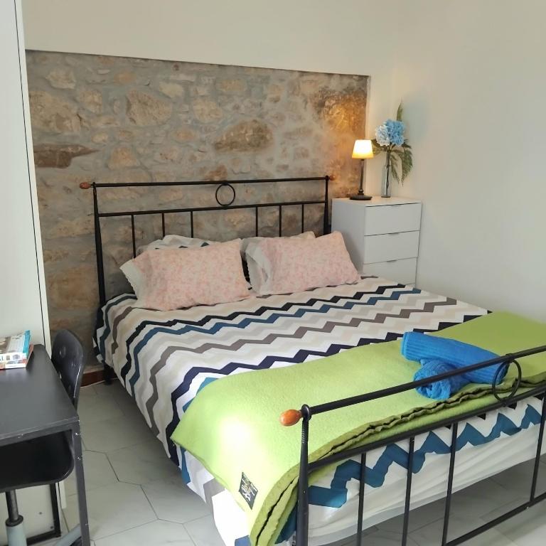 a bedroom with a bed and a desk at Anexo na Quintinha in Caldas da Rainha