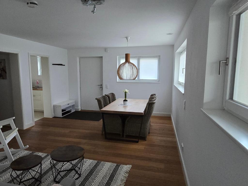 a dining room with a table and chairs in a room at Utting Schulstrasse in Utting am Ammersee