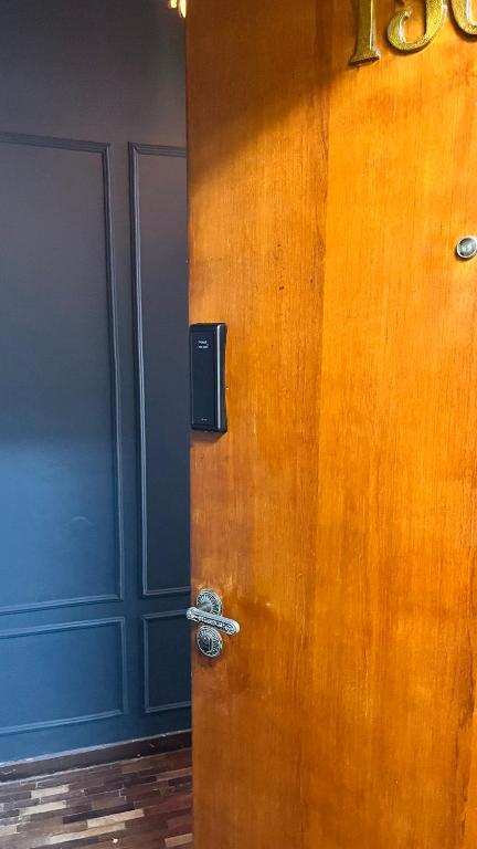 a wooden door with a lock on a wall at Apartamento no lugar mais icônico -Edifício Tijucas- XV de Novembro in Curitiba