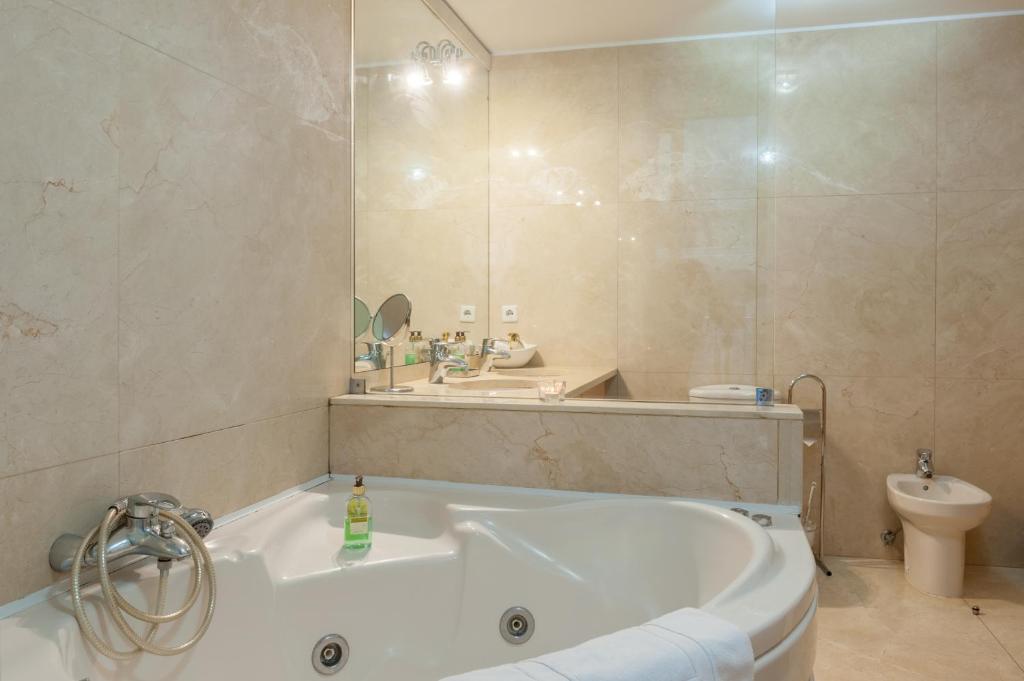 Bartolomeu Beach Apartments - Bañera de hidromasaje en Oporto