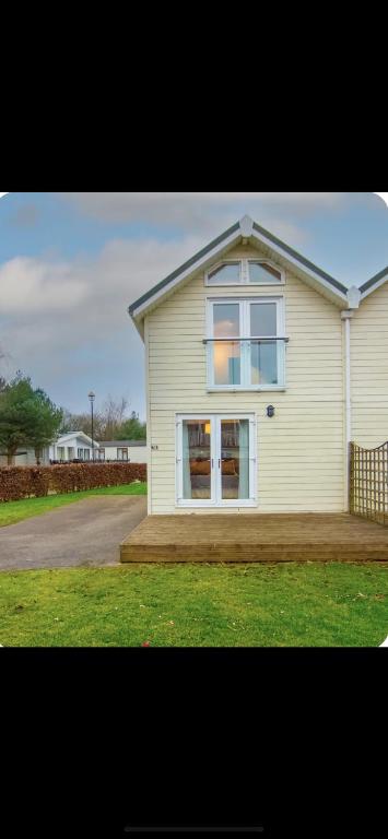 a house with a window on the side of it at caddys lodge in Tydd Saint Giles