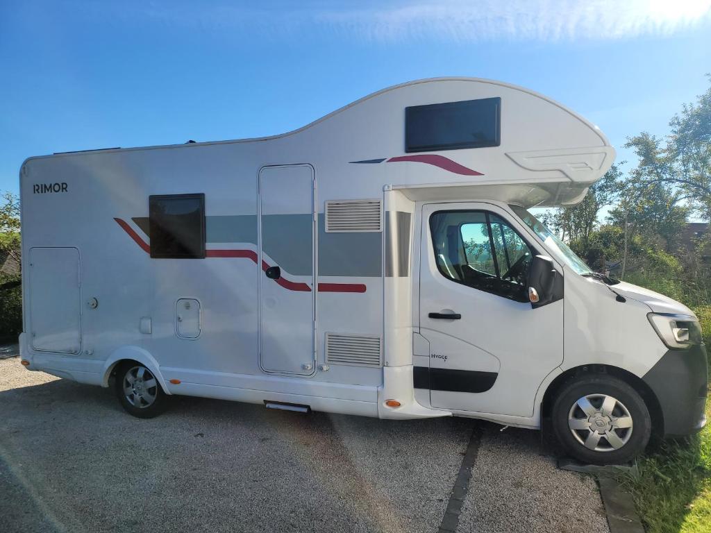ein weißes Wohnmobil auf einem Parkplatz in der Unterkunft Signature Camper in Rédange