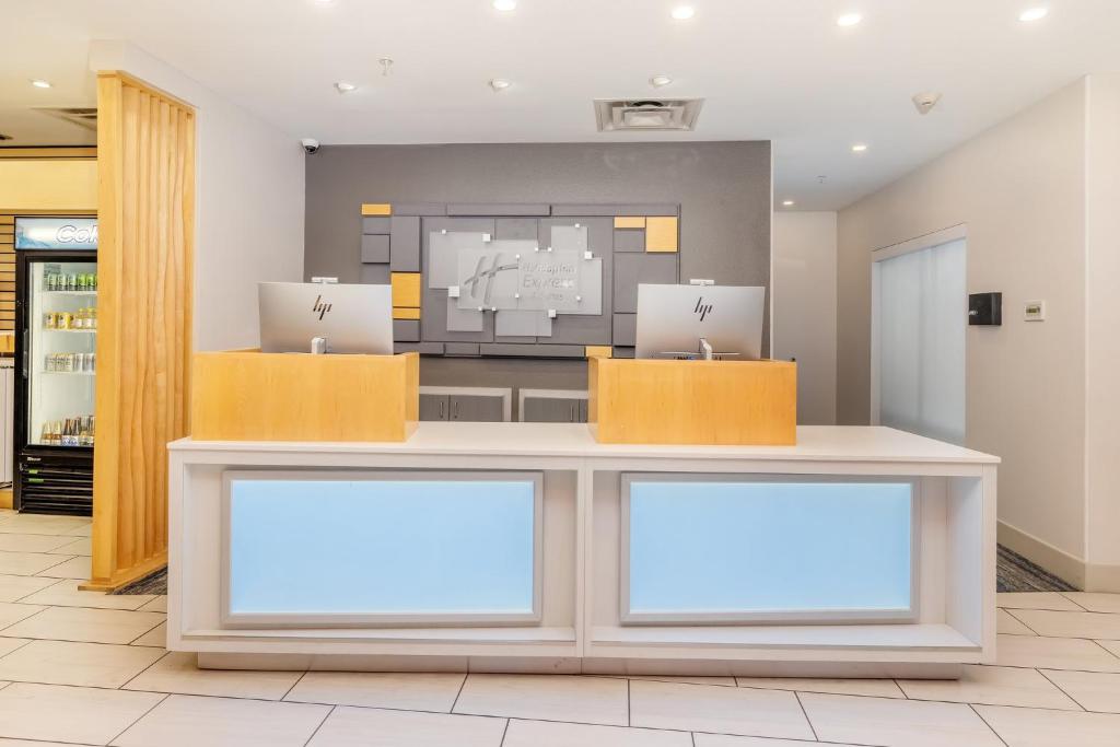 Holiday Inn Express & Suites - Medford by IHG photo