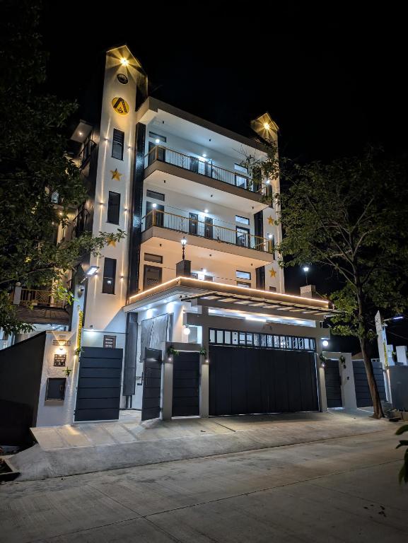 ein großes Gebäude mit Garage bei Nacht in der Unterkunft Abhimaan in Mysore
