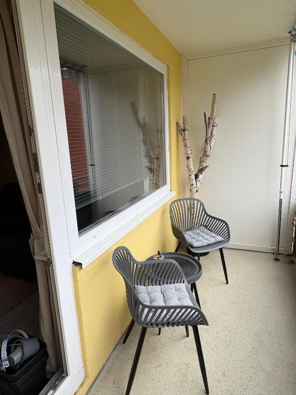 Zwei Stühle stehen vor einem Fenster in der Unterkunft Tiny Timeout in Braunschweig