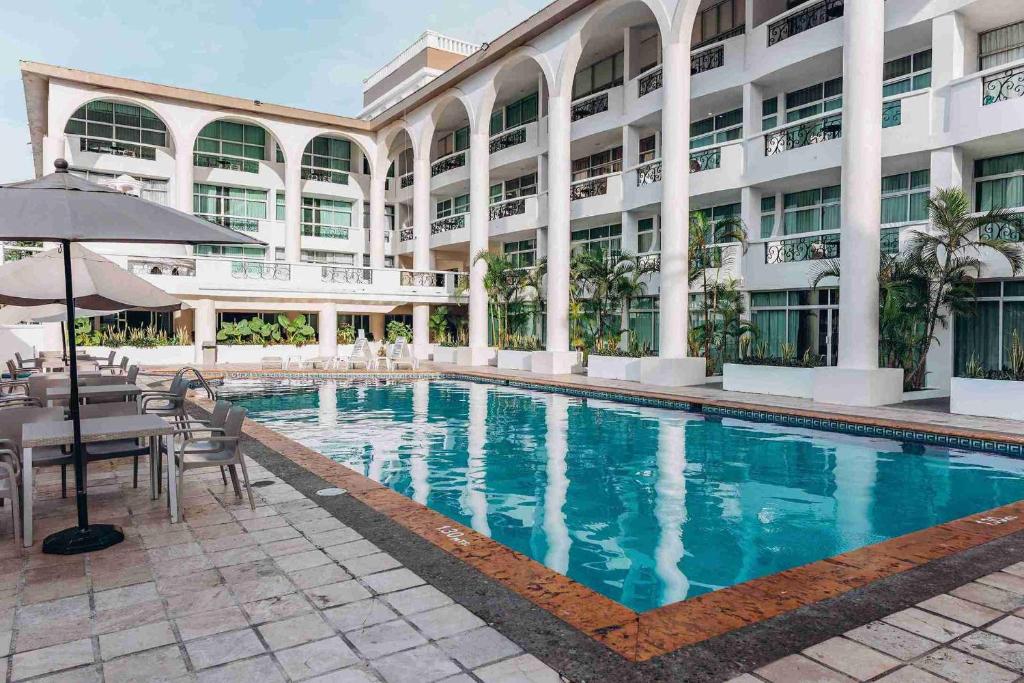 piscina frente a edificio