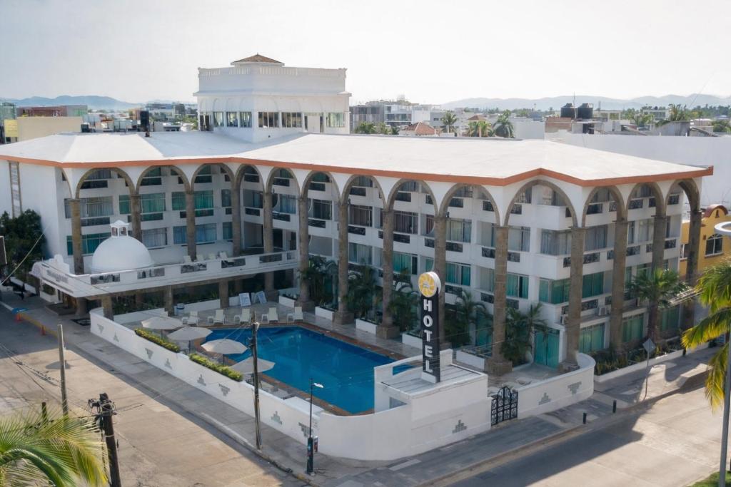 Vista del hotel y piscina