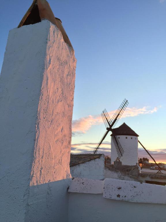 a view of a windmill on top of a building at La Casa del Bachiller in Campo de Criptana