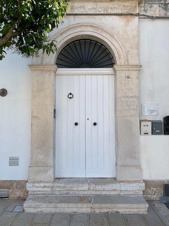 a white door in a building with an arch at L'Armonia - "La Terrazza" in Noci