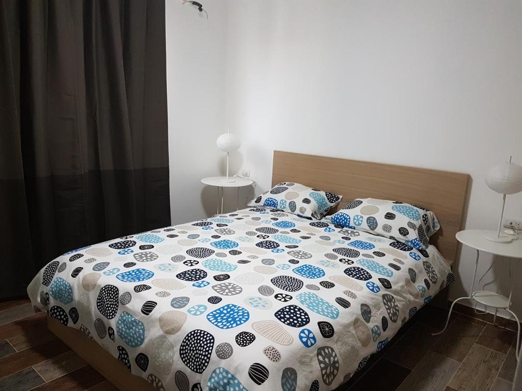 1 cama con edredón y almohadas azules y blancos en Vittoria House, en Bayahibe