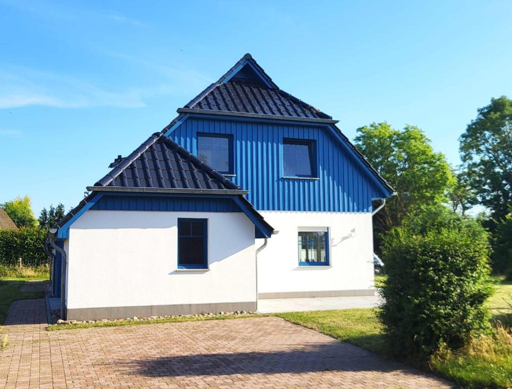 a blue and white house with a black roof at Himmelblau in Dabitz