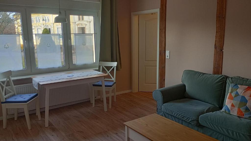 a living room with a couch and a table at Ferienwohnung Wulkow in Großwulkow
