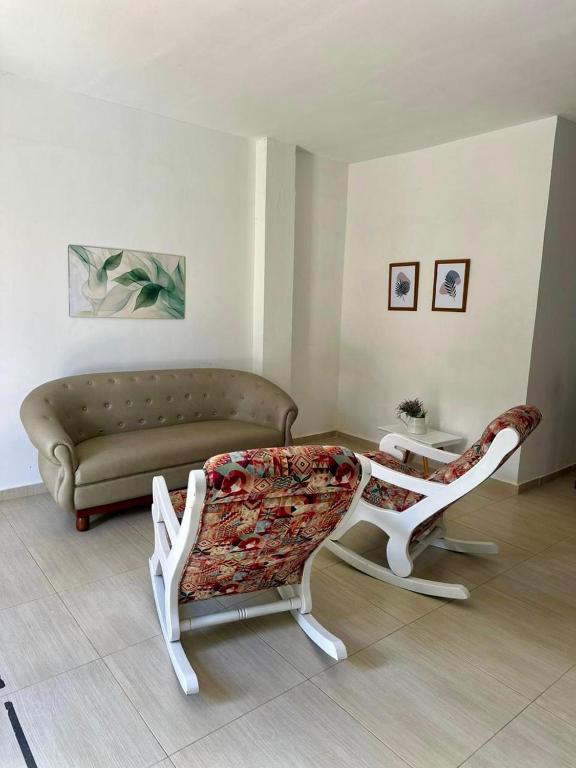 a living room with two chairs and a couch at APARTAMENTO COMPLETO, Piedra viva in Zapatoca