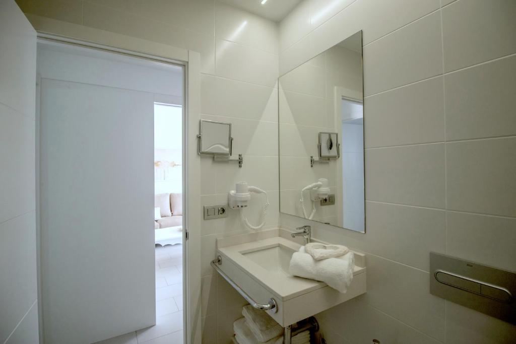 A bathroom at Bungalows Adonis