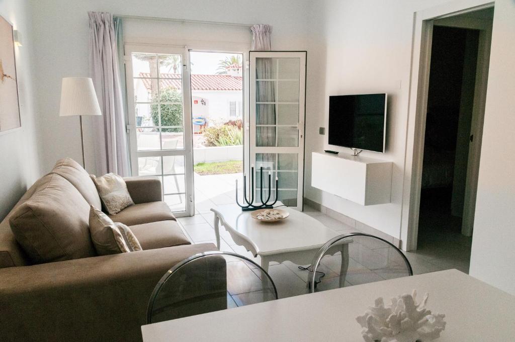 A television and/or entertainment centre at Bungalows Adonis