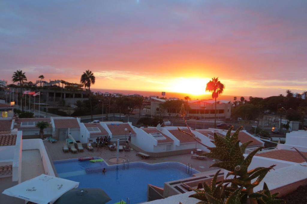 un tramonto su un resort con piscina di Island Village ad Adeje