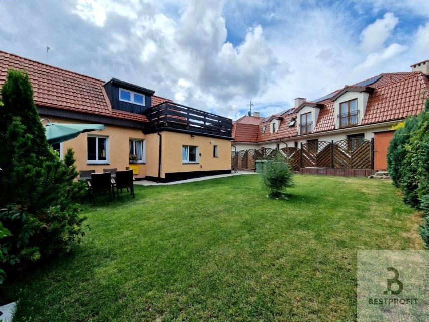 a backyard of a house with a grass yard at Atlantis villa in Ustka