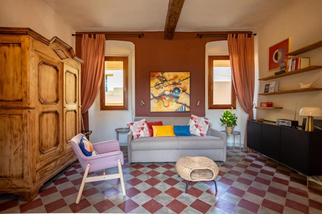 a living room with a couch and a chair at Luna Nova in Meina