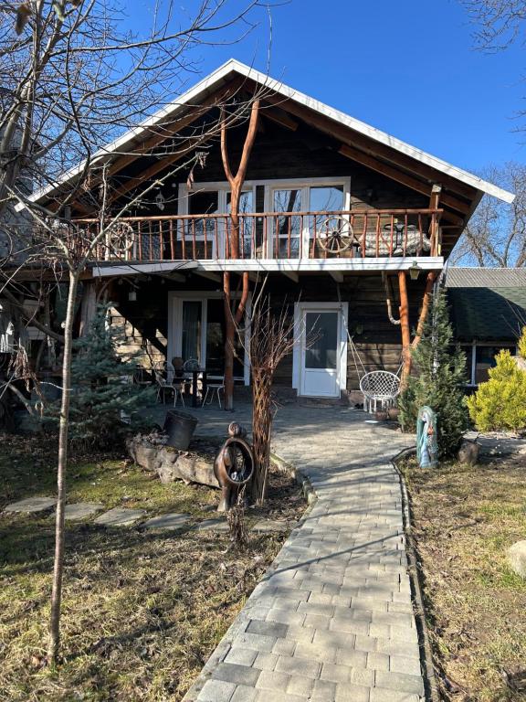 a large house with a porch and a balcony at Хатка у долині in Kosiv